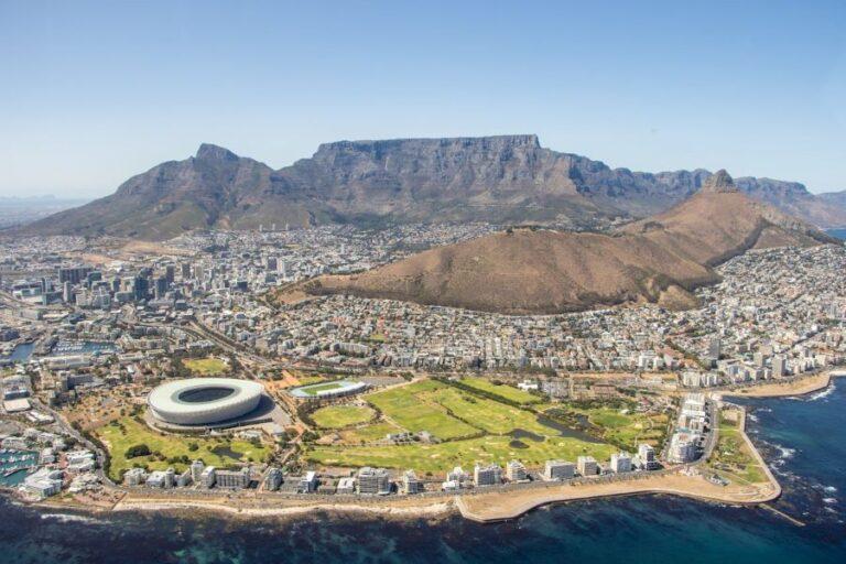 Image of Cape Town, showing Table Mountain in the background